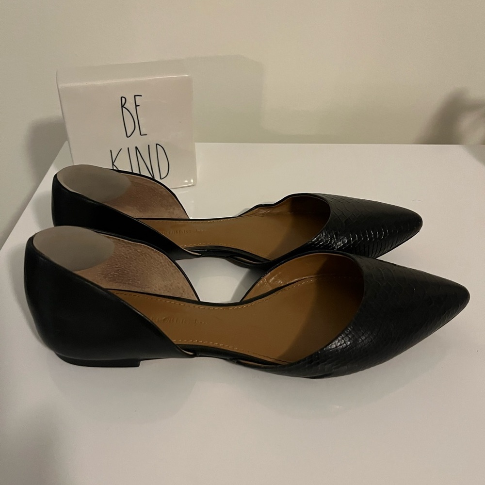 Banana Republic Black Snakeskin D’Orsay flats size 7
